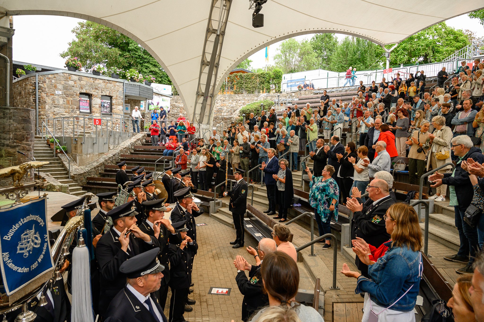 Zuschauerraum der Freilichtbühne Burg Wilhelmstein mit dem Bundestambourcorps "Alte Kameraden"