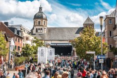 Bühne vor dem Würselener Dom mit vielen Menschen.