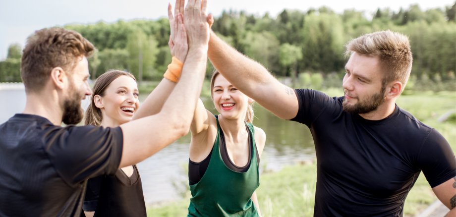 Sportlerinnen und Sportler motivieren sich.