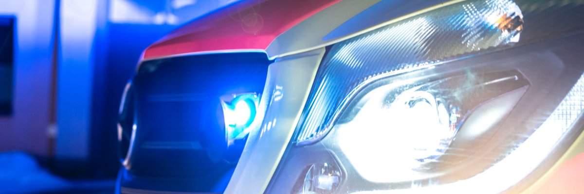 Rettungswagen, Notarzt im EInsatz Vorderteil eines Feuerwehrautos beim Einsatz. Man sieht Blaulicht.