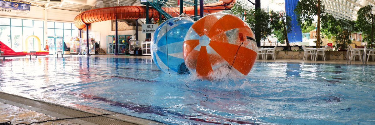 Wasserbecken mit großem aufblasbaren Wasserball.