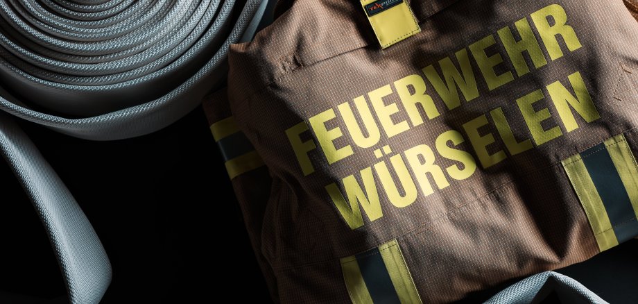 Ein Schlauch und eine Feuerwehruniform mit der Aufschrift Feuerwehr Würselen