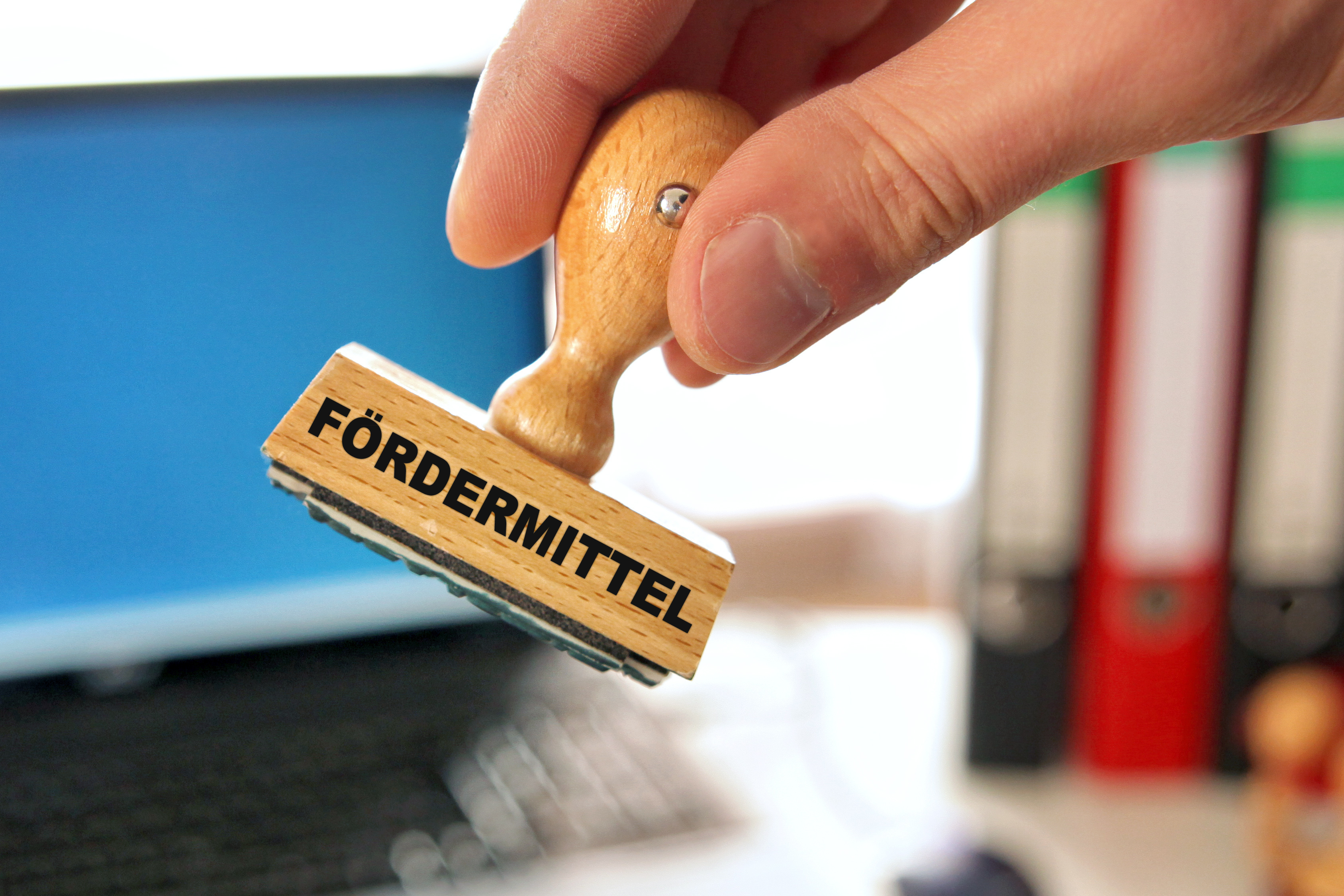 Fördermittel Fördermittelstempel und Hand.