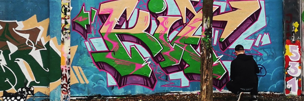 Eine Wand mit bunten Graffitis.