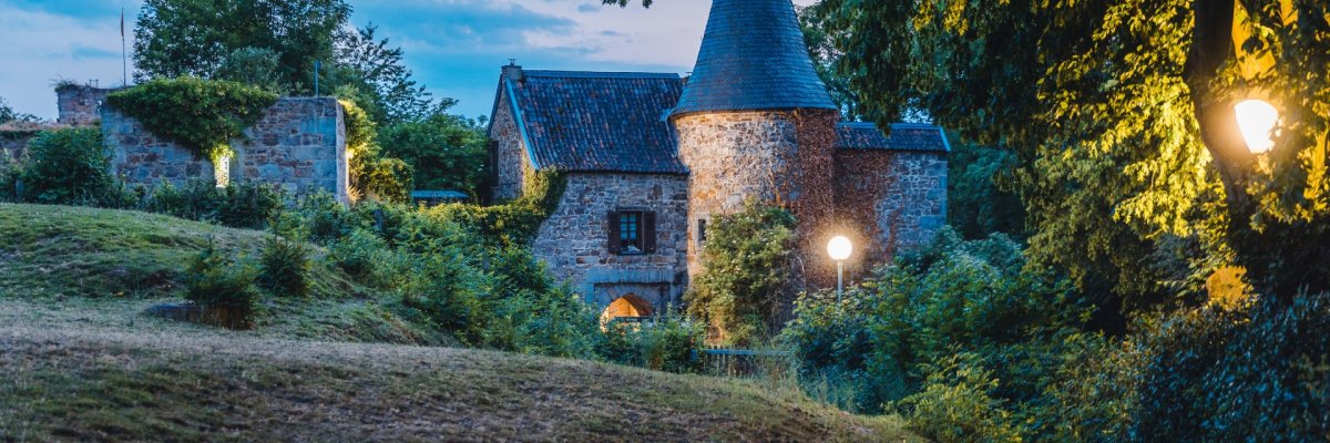 Eine Burganlage in der Abenddämmerung