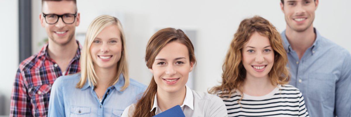 Junge Männer und Frauen mit Berwrbungsmappe.