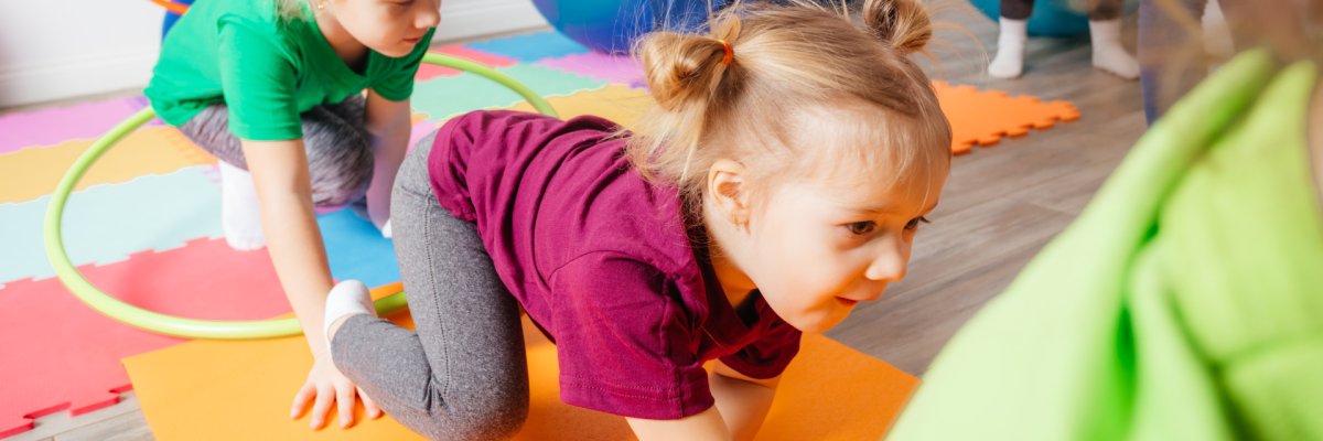 Ein kleines Mädchen krabbelt.