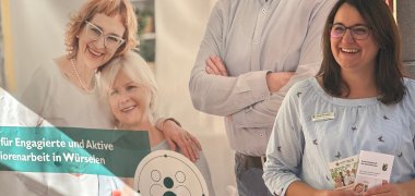 Lächelnde Frau mit Brille  und dunklen Haaren