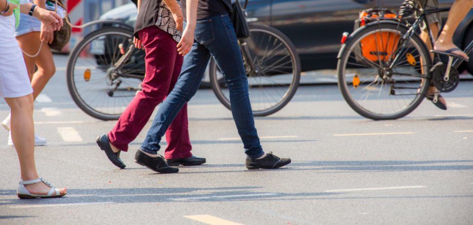 Straßenverkehr in einer großen Stadt