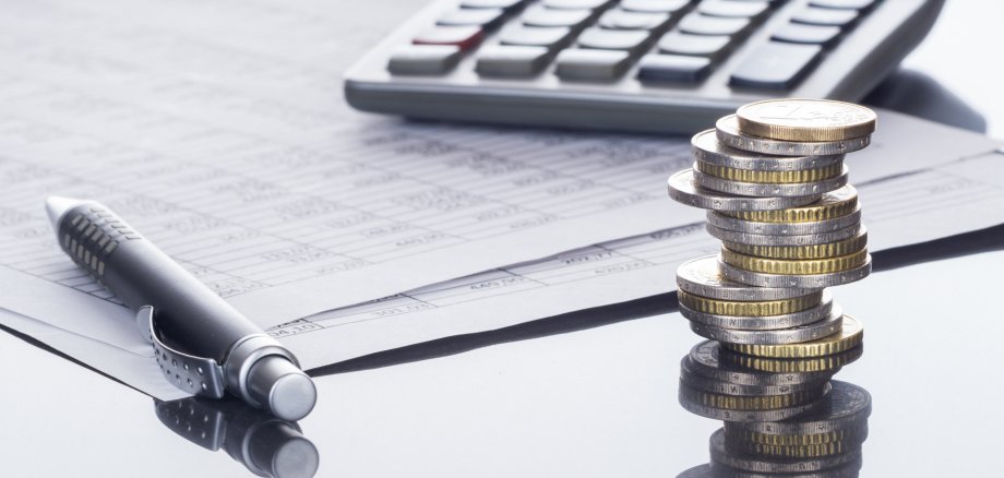 Finanzen, Euro Münzstapel, Kugelschreiber, Tabellen, und Taschenrechner, Hintergrund
