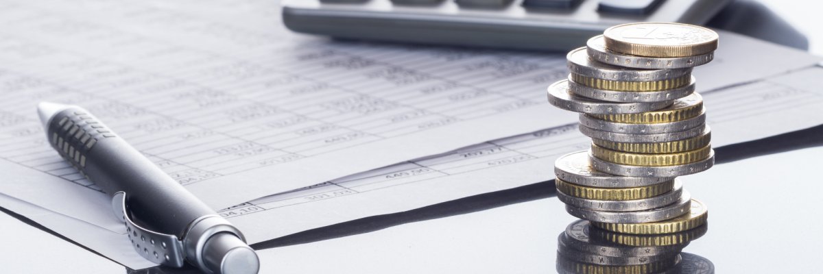 Finanzen, Euro Münzstapel, Kugelschreiber, Tabellen, und Taschenrechner, Hintergrund Finanzen, Euro Münzstapel, Kugelschreiber, Tabellen, und Taschenrechner, Hintergrund