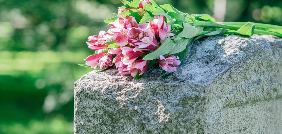 Grabstein Blume auf Grabstein