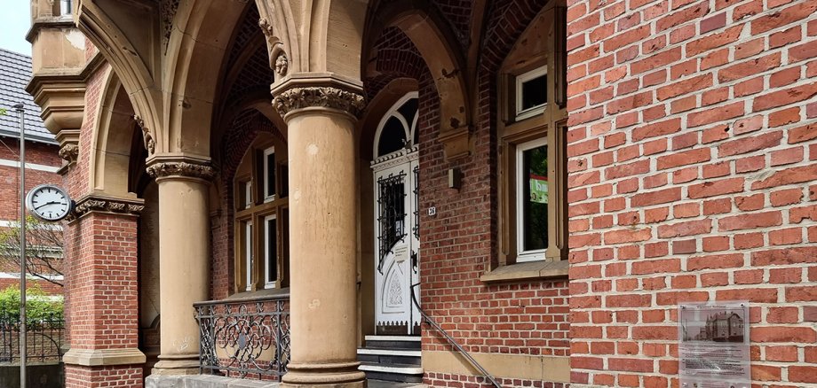 Altes Backsteingebäude mit Treppe