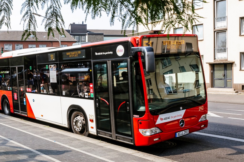 Ein Bus hält am Straßenrand