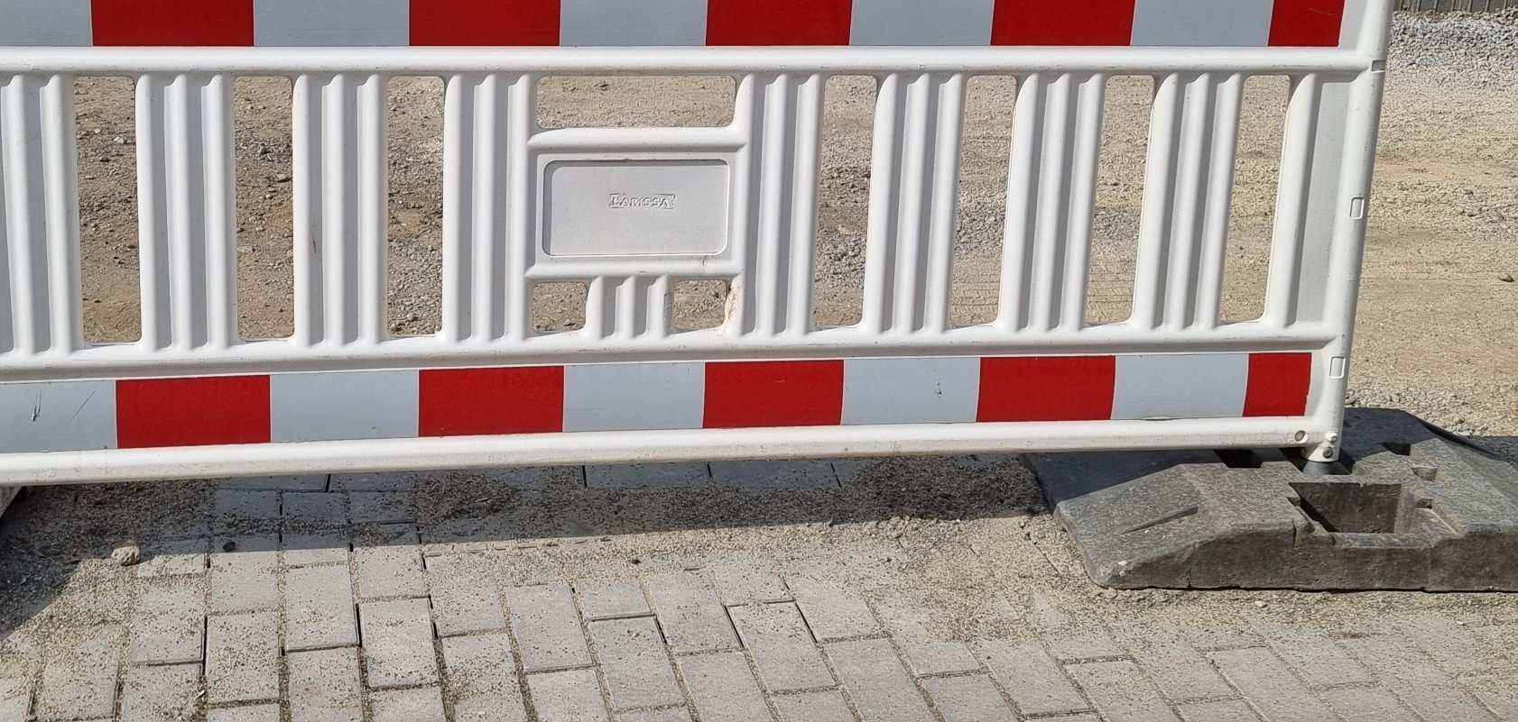 Baustellenabsperrung auf einer Straße