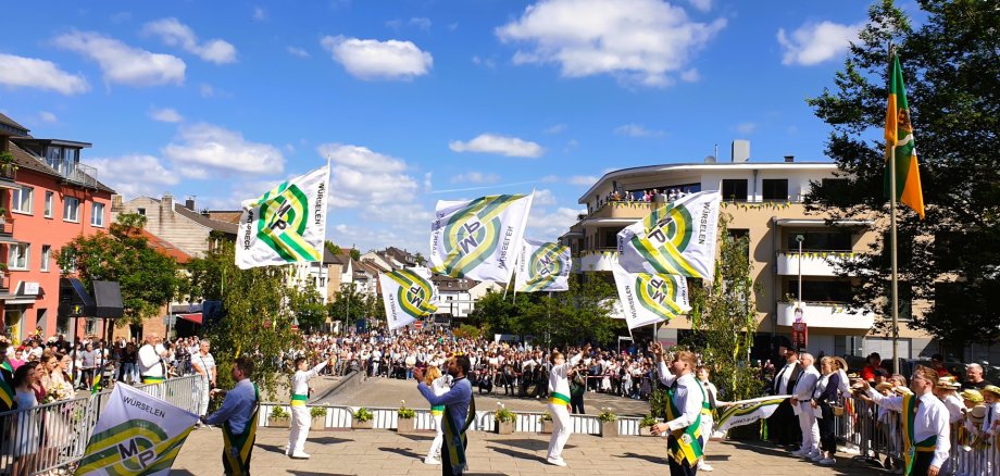 Einige Fahnenschwenker in Würselen mit Blick in Richtung Kaiserstraße