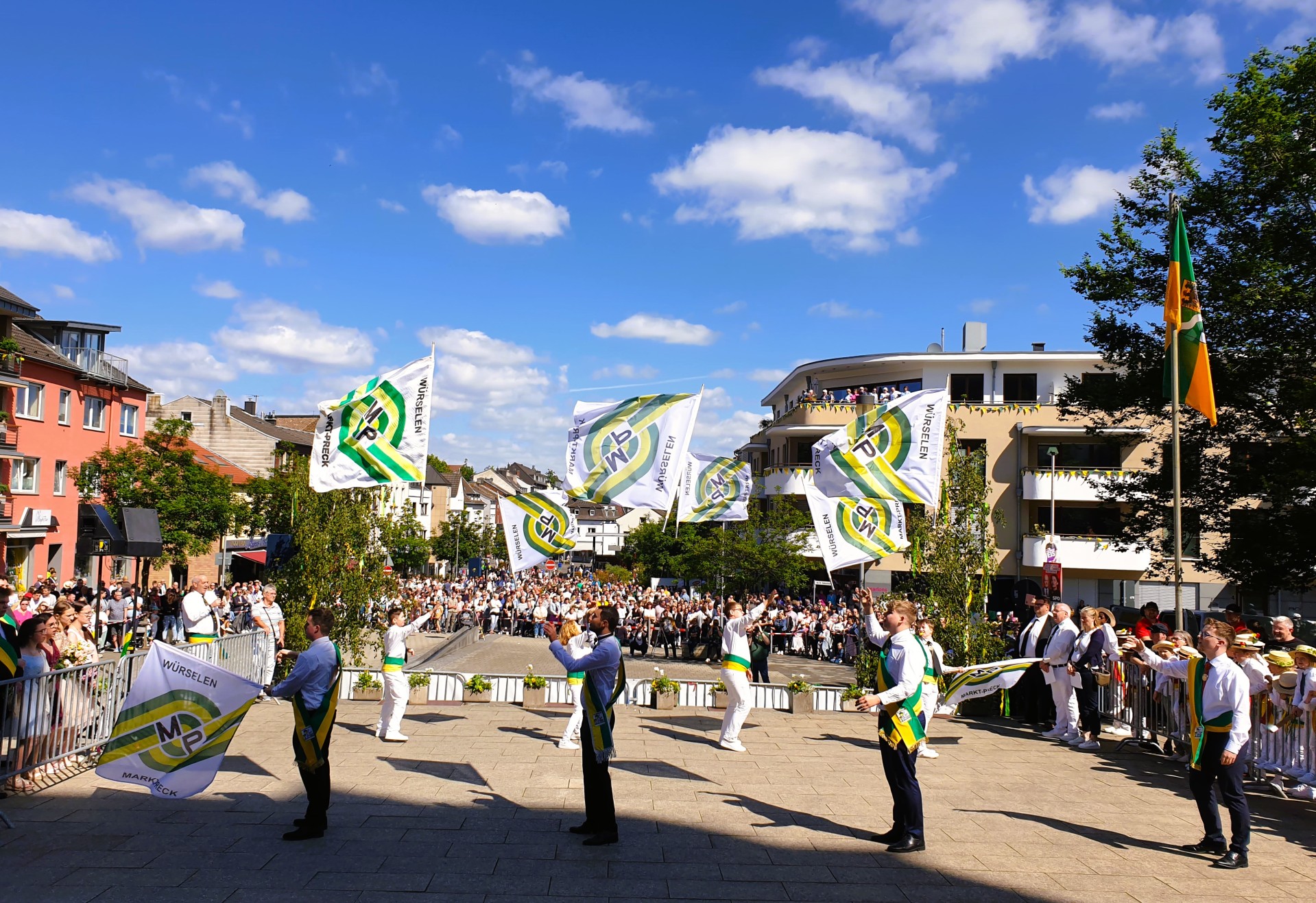 Einige Fahnenschwenker in Würselen mit Blick in Richtung Kaiserstraße