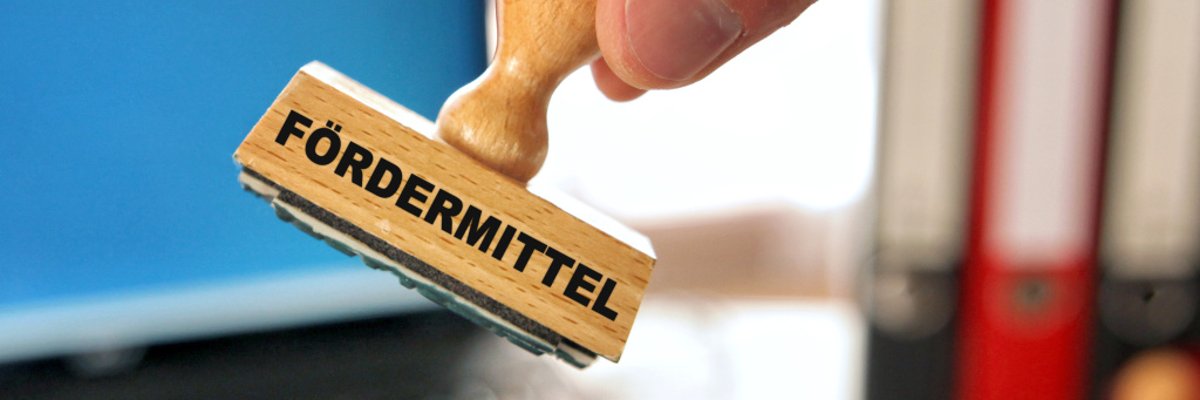 Fördermittelstempel und Hand