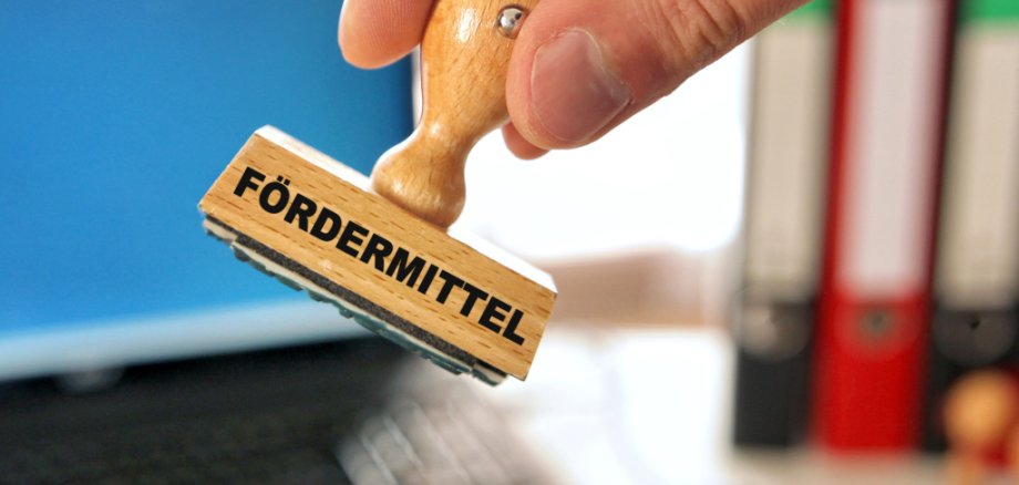 Fördermittelstempel und Hand