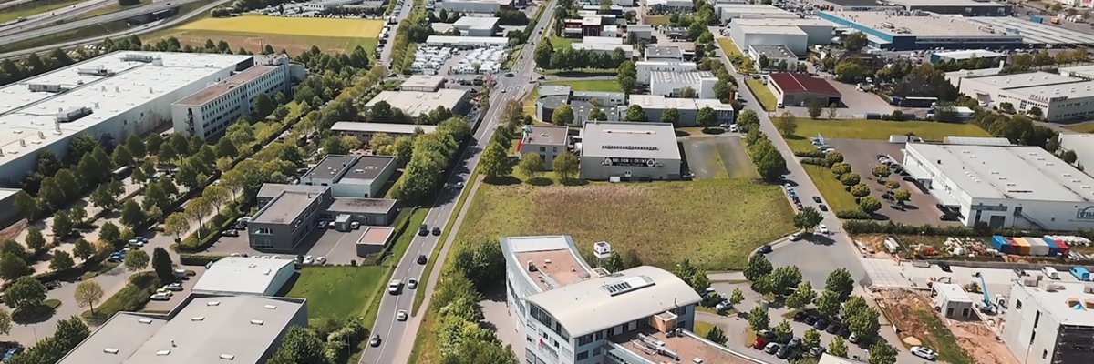 Luftbildaufnahme vom Gewerbegebiet Aachener Kreuz. Man sieht Straßen und Gebäude von Oben.
