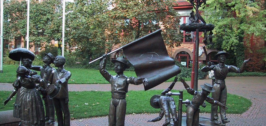 Jungenspielbrunnen Brunnen mit Figuren auf dem unteren Morlaixplatz
