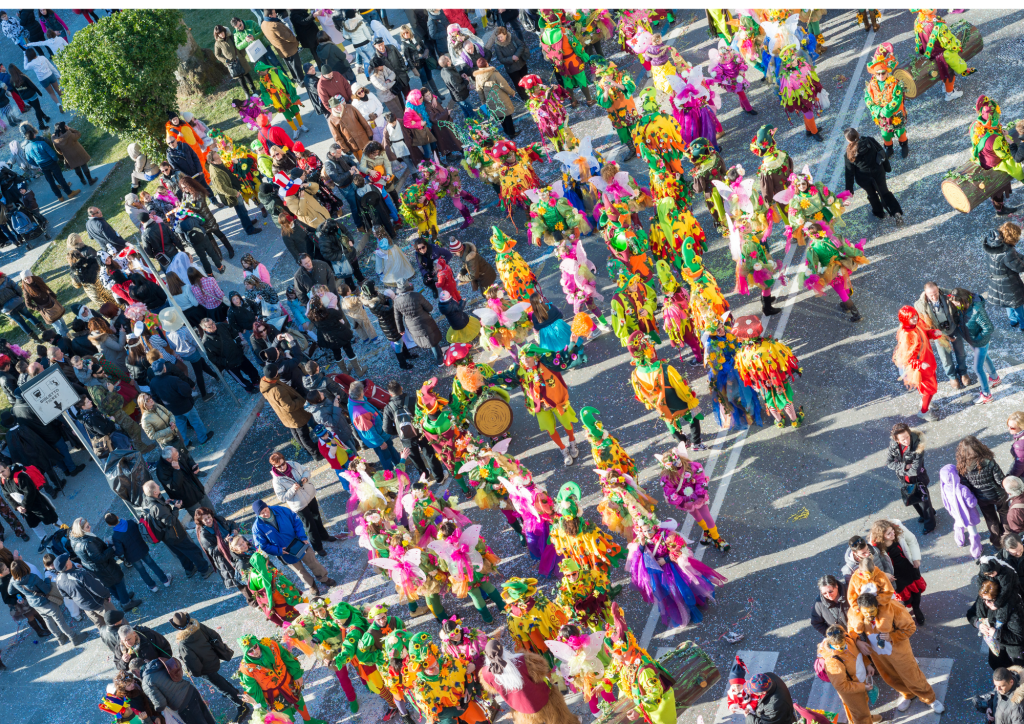Verkleidete menschen beim Karnevalsumzug von oben fotografiert.