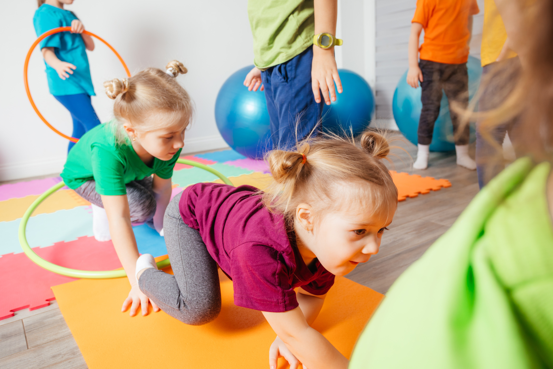 Kleinkinder krabbeln über den Boden.