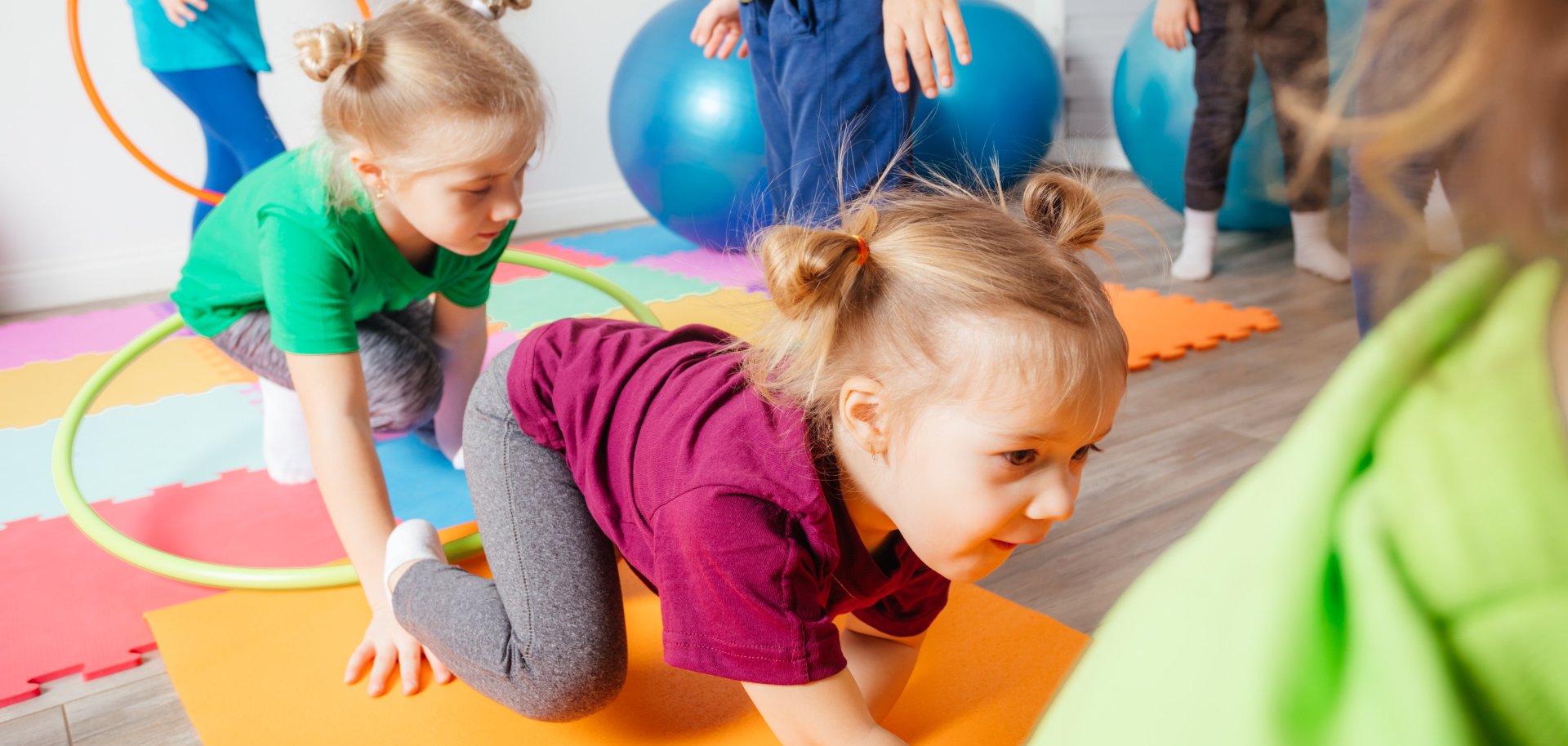 Krabbelgruppe Kleinkinder krabbeln über den Boden.