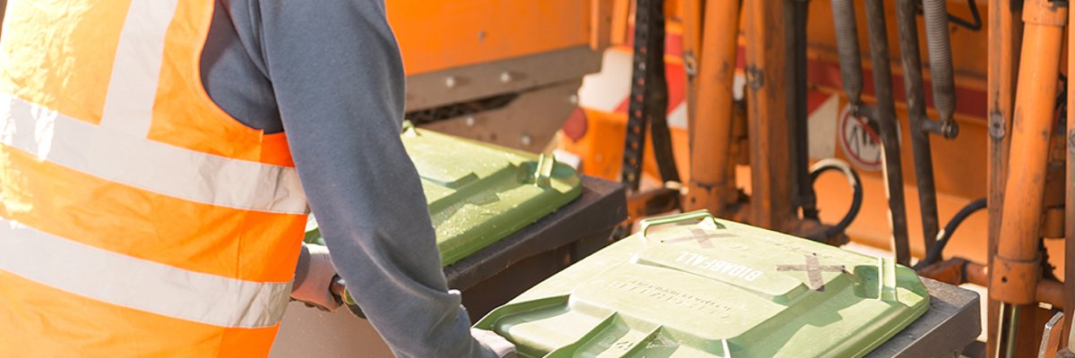 Mülltonne wird in Abfallwagen entleert.