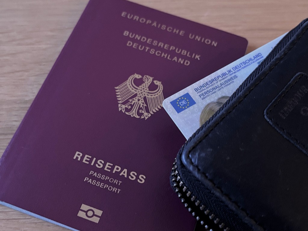 Reisepass und Perso Eine Reisepass, ein Personalausweis und eine Geldbörse