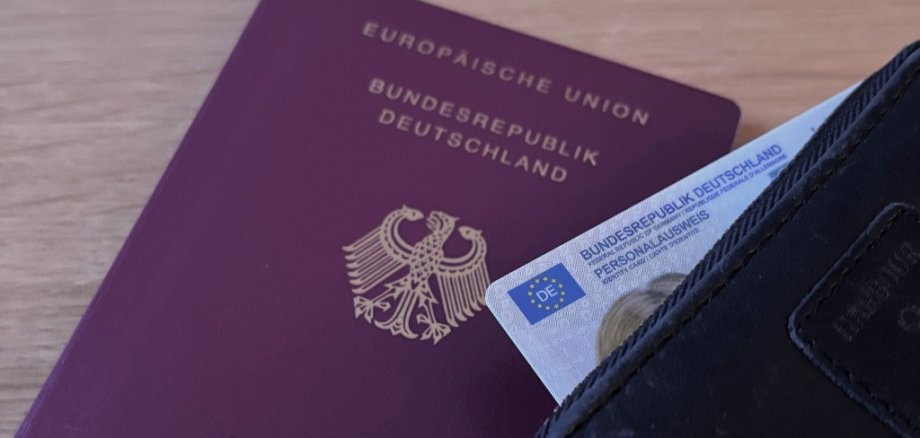 Eine Reisepass, ein Personalausweis und eine Geldbörse