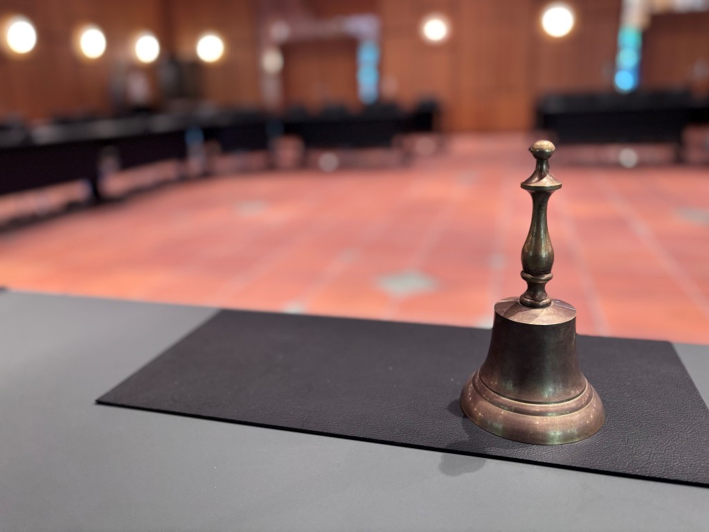 Glocke auf Tisch im Ratssaal