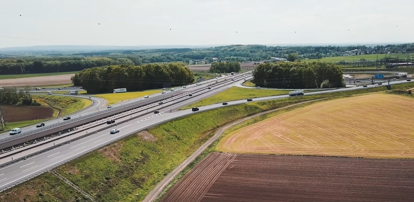 Wichtiger Verkehrsknotenpunkt: Das Autobahnkreuz Aachen. Luftaufnahme vom Autobahnkreuz Aachen.