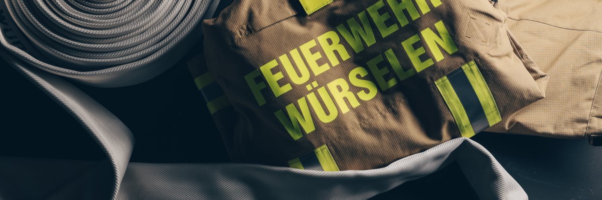 Feuerwehrschlauch und Jacke.