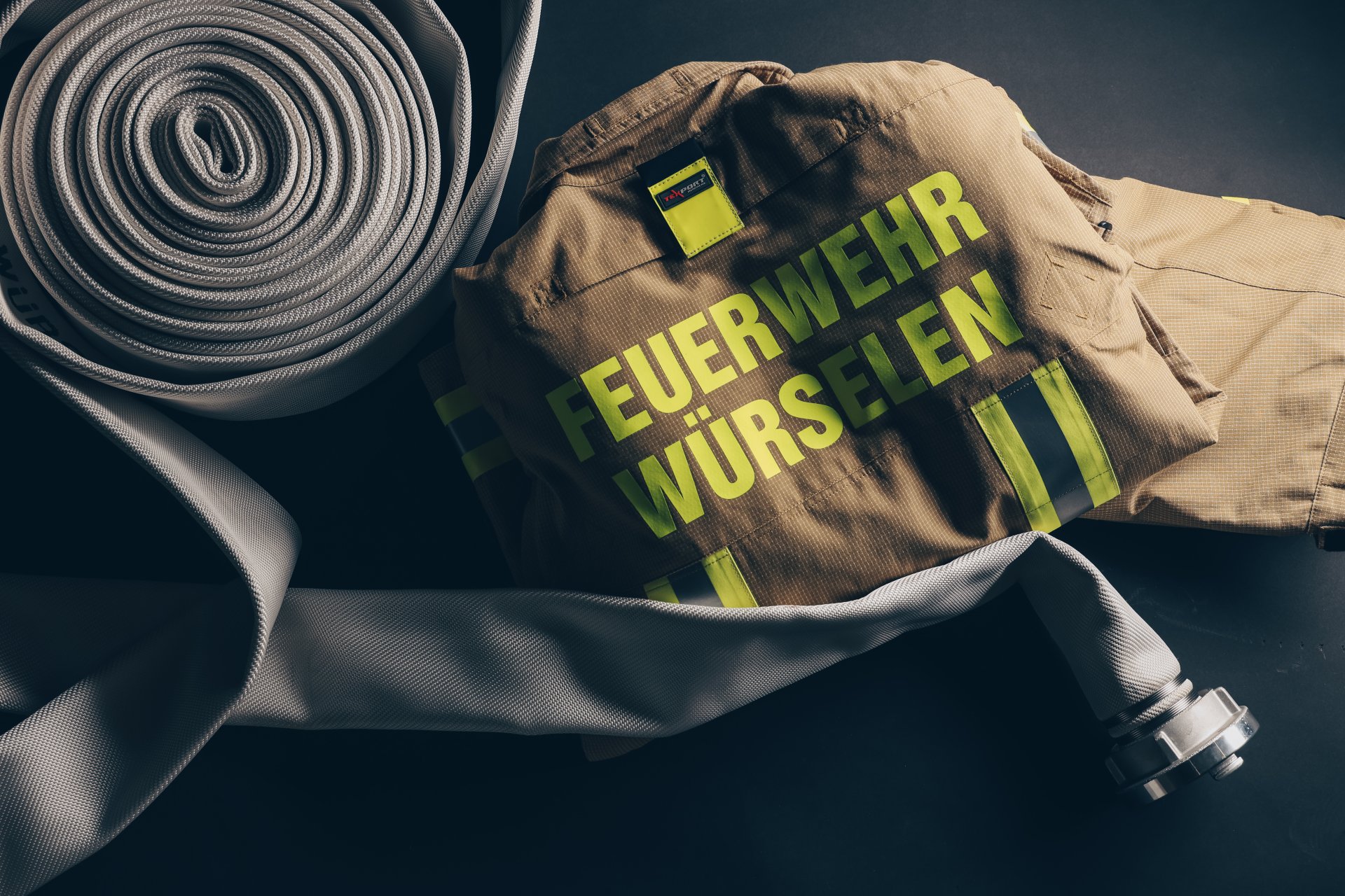 Feuerwehrschlauch und Jacke.