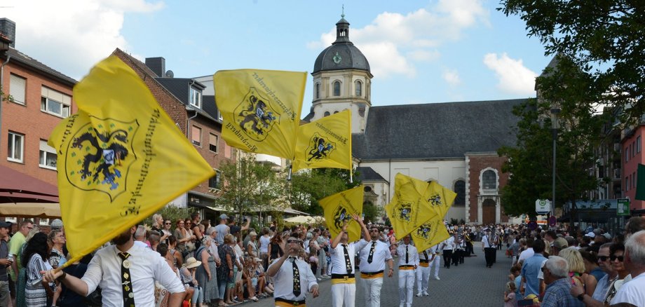 Jungenspiel Fahnenschwenker