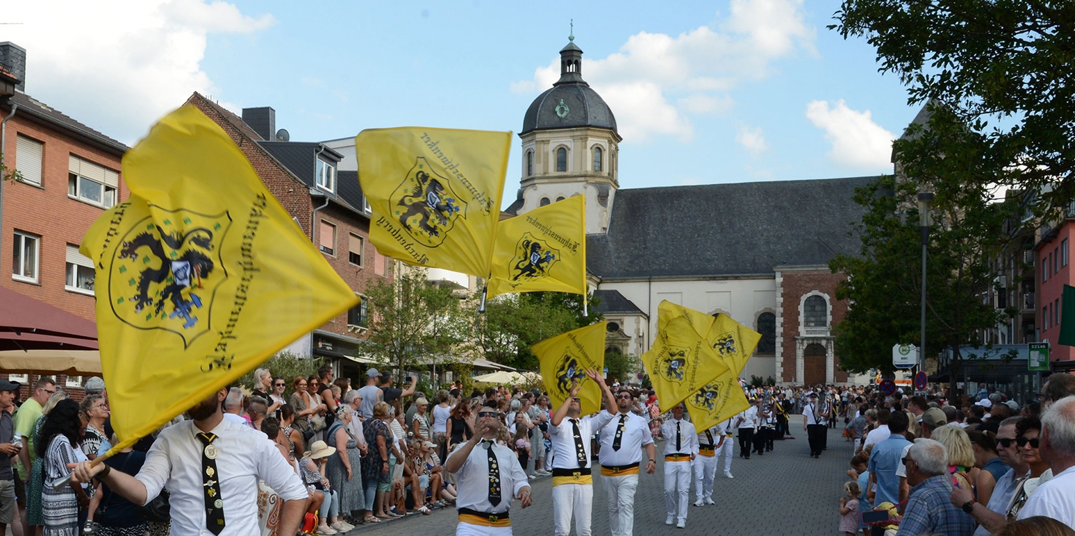 Jungenspiel Fahnenschwenker