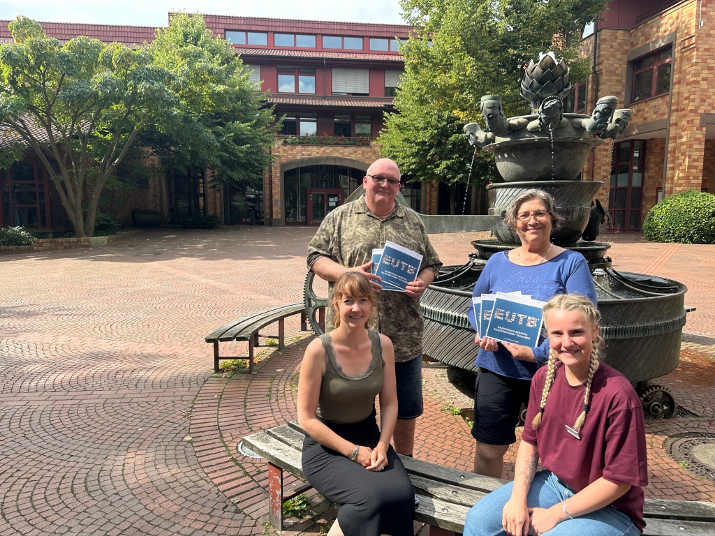 Initiatoren vor dem Würselener Rathaus.