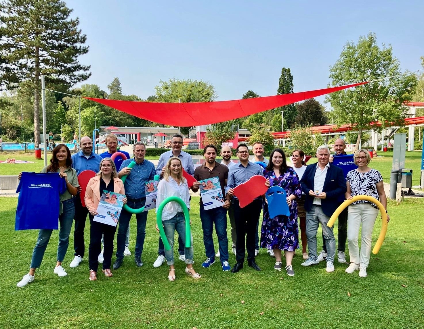 Alle Initiatoren und Bürgermeister posieren auf einer Wiese.