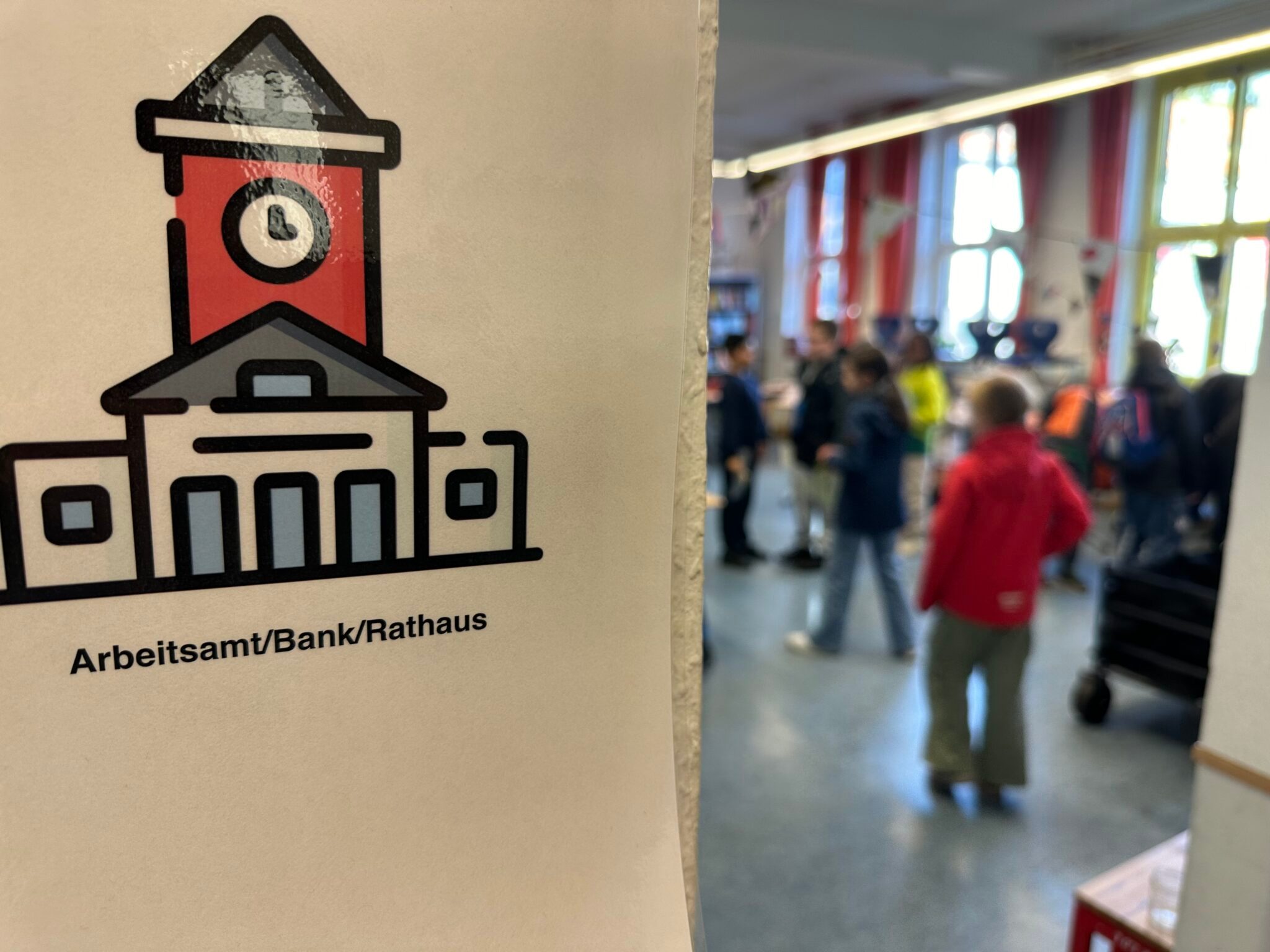 Kinderstadt Projekt in der OGS Weiden Blick in einen Klassenraum mit Türschild