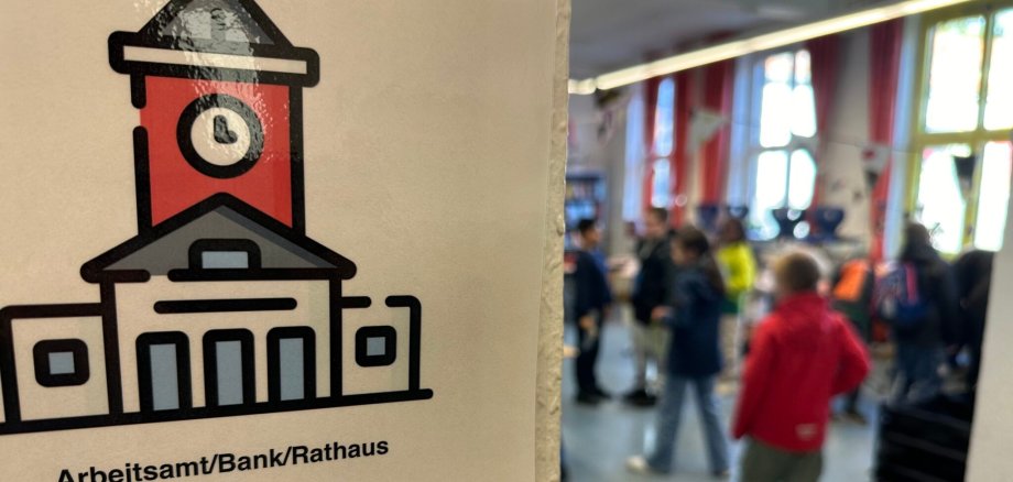 Blick in einen Klassenraum mit Türschild