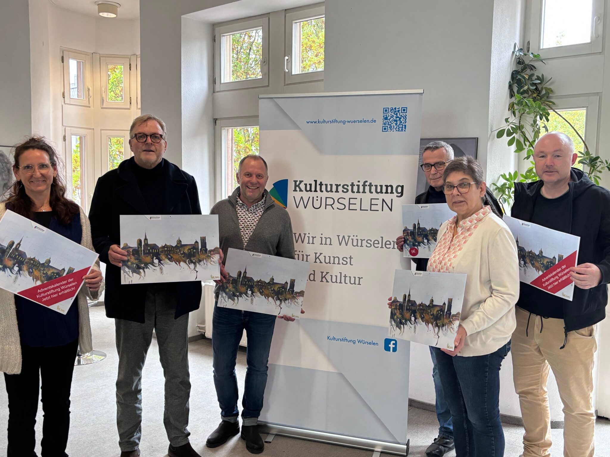 Mehrere Leute der Kulturstiftung mit Adventskalender 2024