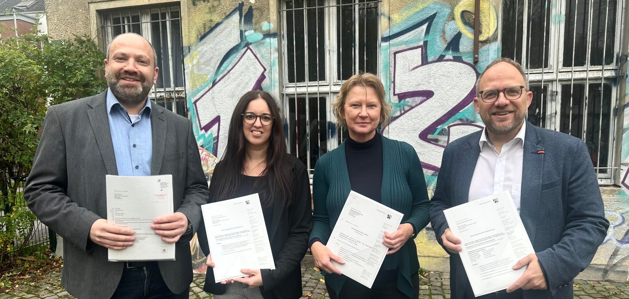 Vier Personen vor einem alten Gebäude