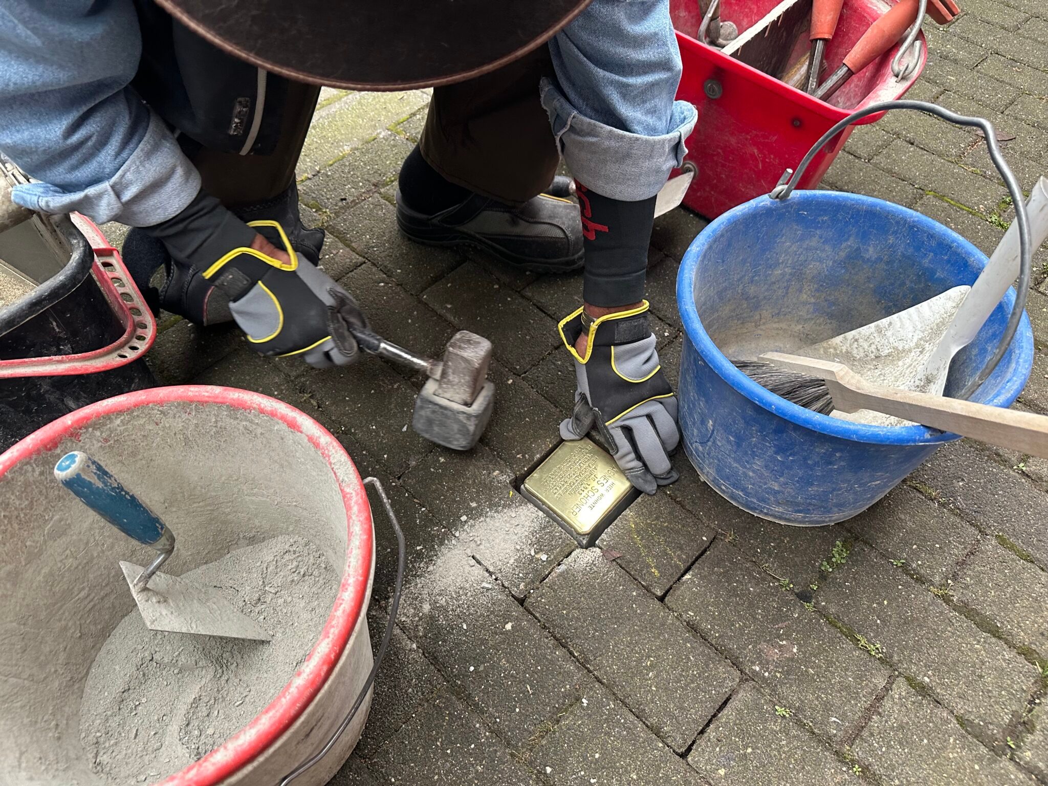 Gunter Demnig beim Verlegen des Stolpersteins für Agnes Schöner