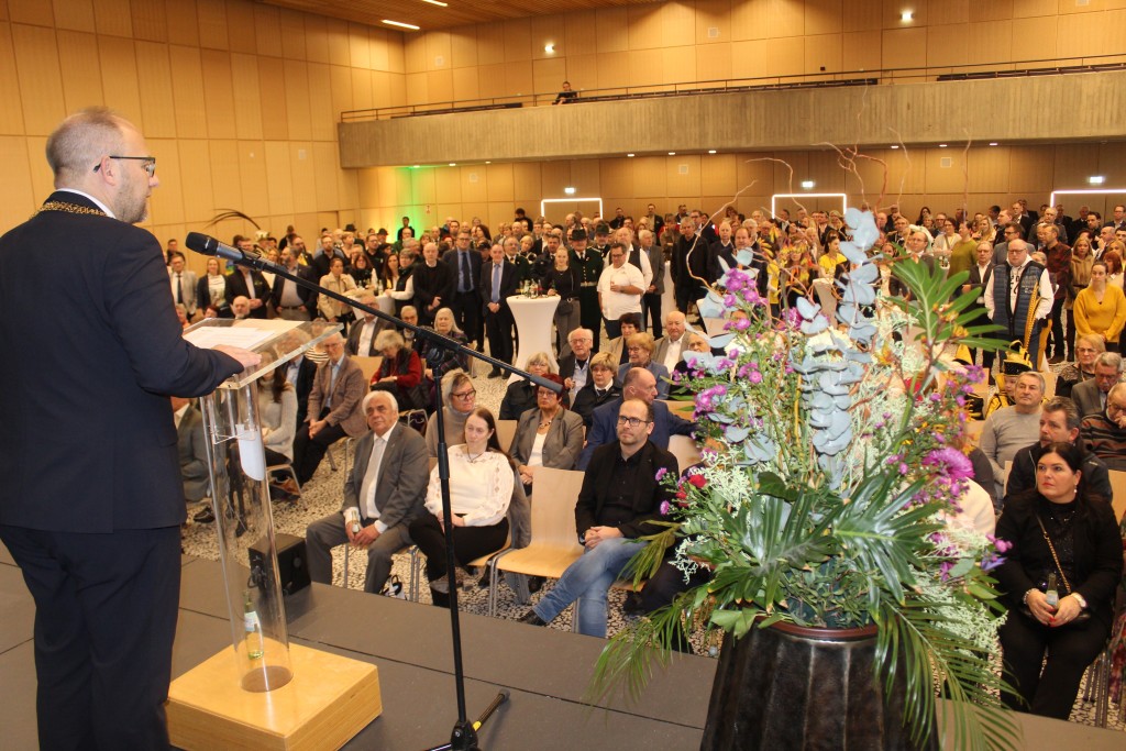 Bürgermeister Roger Nießen hält eine Rede und schaut ins Publikum.