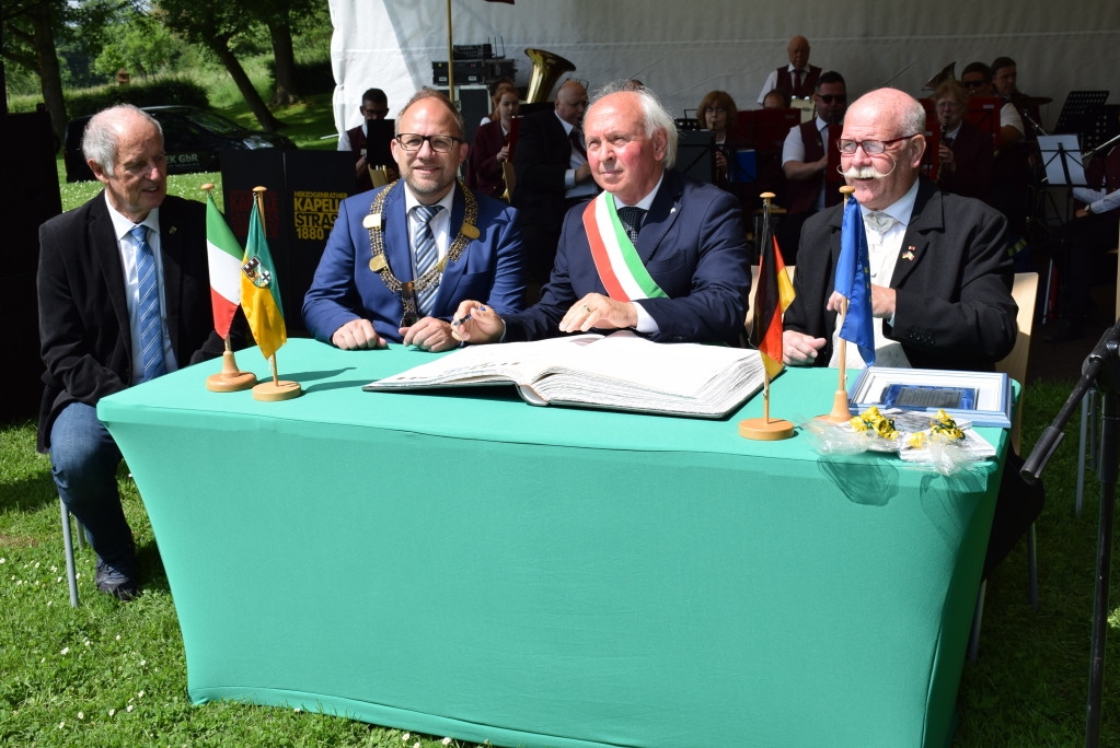 Die Gäste aus Campagnatico tragen sich in das Goldene Buch der Stadt ein.