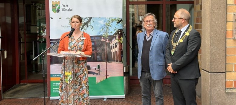 Pressesprecherin Miriam Ameri spricht vor dem Rathaus.
