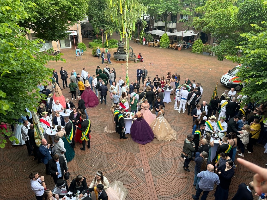 Blick vom Balkon auf alle Jungenspiele. Die Damen in schönen Ballkleidern.