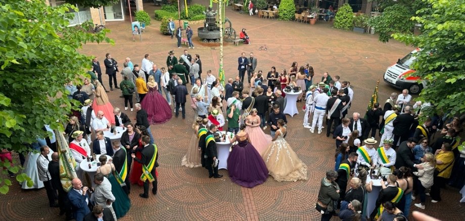 Blick vom Balkon auf alle Jungenspiele. Die Damen in schönen Ballkleidern.