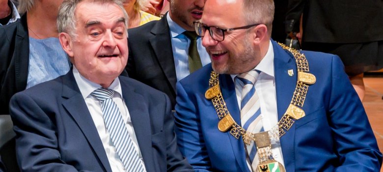 Bürgermesiter Roger Nießen spricht mit Bundesinnenminister Reul.